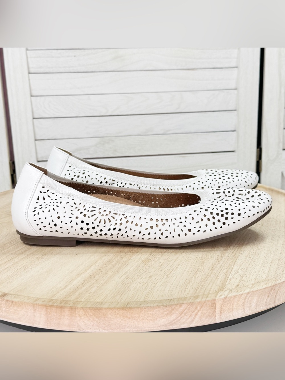 Vionic Robyn Eyelet Perforated Leather Ballet‎ Flats White Size 9.5